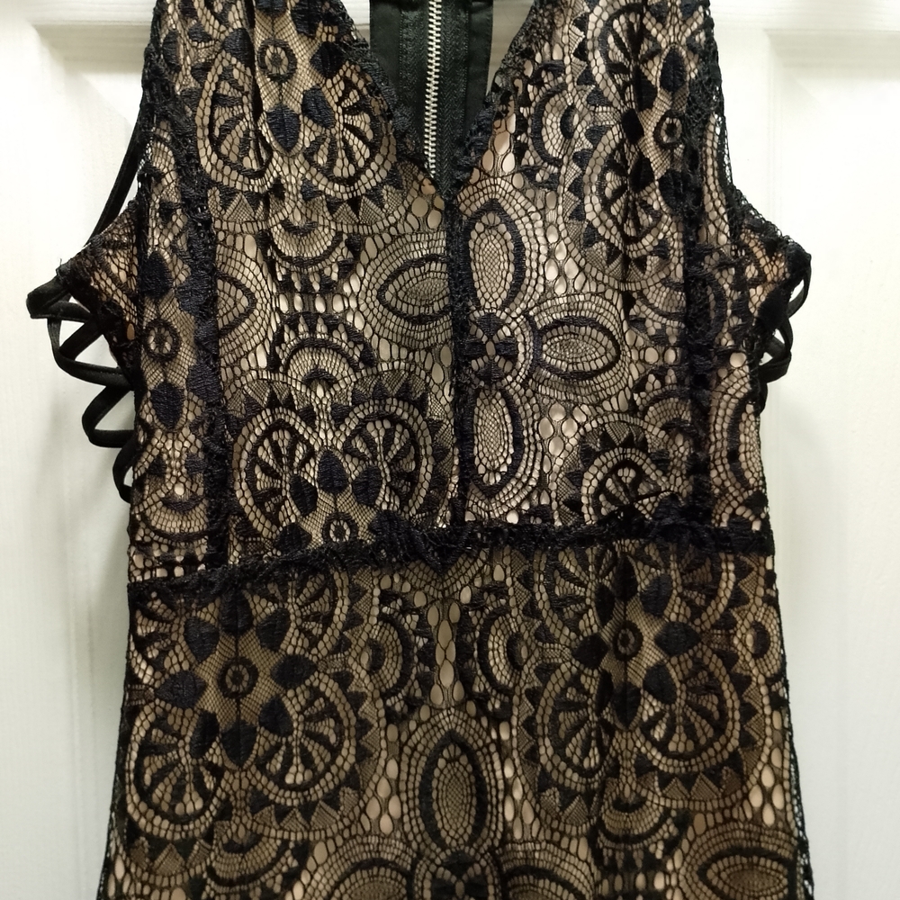 Chic Black Lace Midi Dress